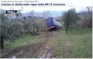 Immagine di un camion ribaltato.