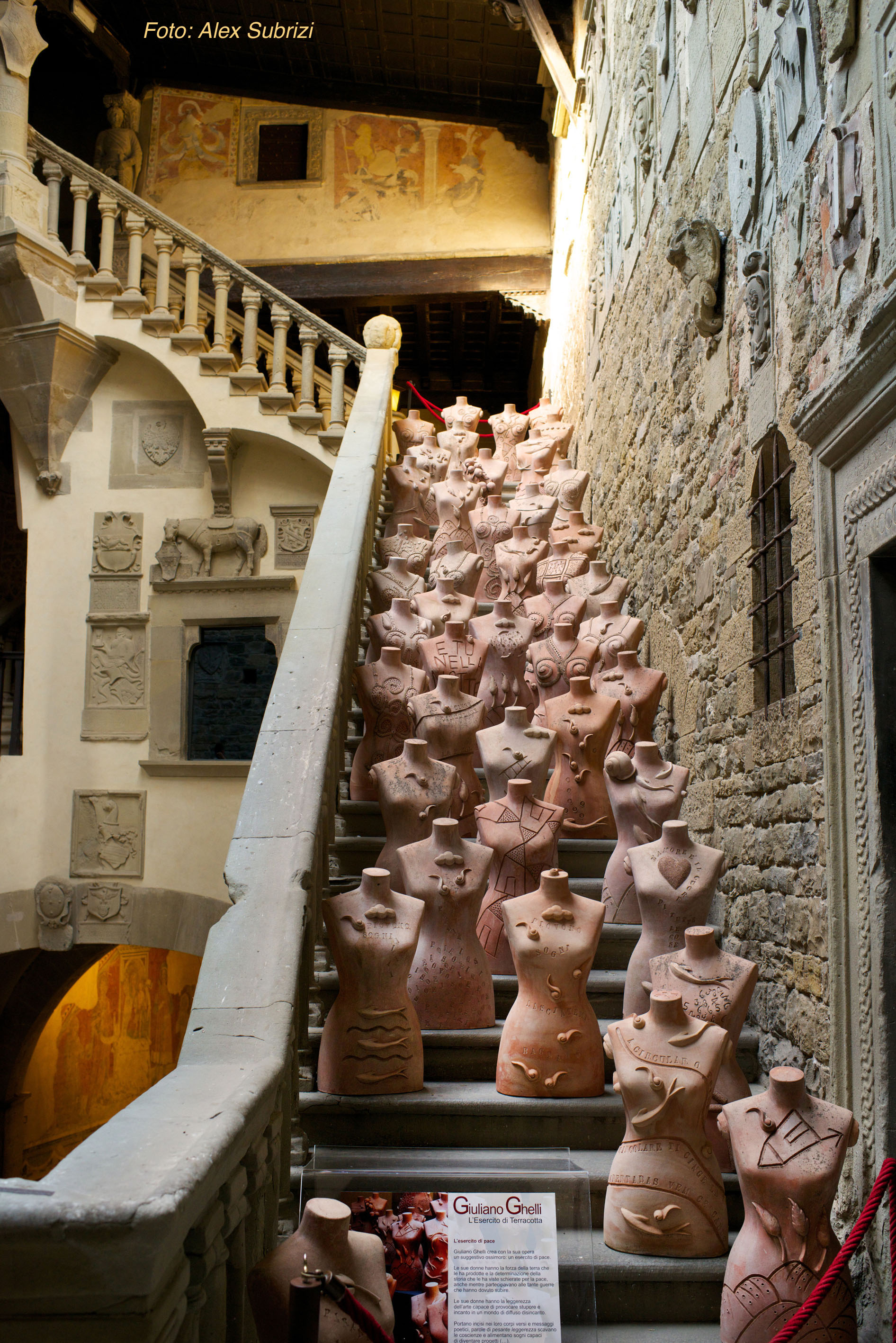 L’esercito di Giuliano Ghelli in parata sulla scalinata del Castello di Poppi (foto di Alex  Subrizi)