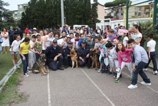 Raccontiamolo fuori: cani e ragazzi, ma senza droga!